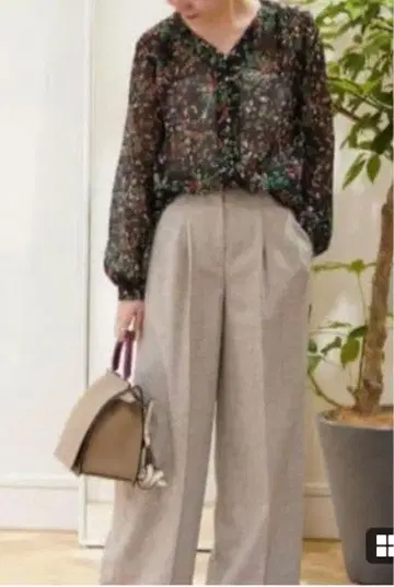 바인 리프 프린트 숄더 턱 블라우스 투모로우랜드 컬렉션