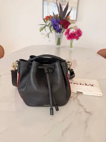 미사용 새상품 BALLY 버킷 백 블랙