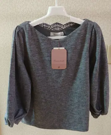 Couture Brooch 그레이 보트넥 티셔츠