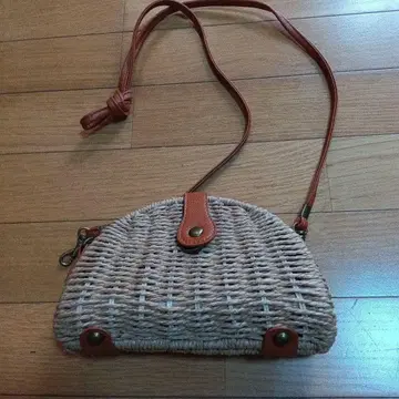 가죽과 바스켓 소재의 백