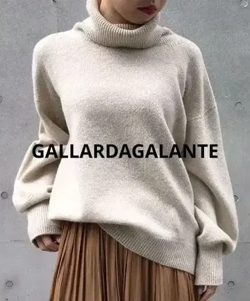 베이지 터틀넥 스웨터