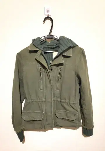 올리브 그린 후드 부착 자켓