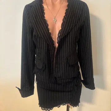 스트라이프 디자인 자켓과 스커트 세트