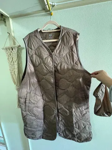 브라운 퀼팅 롱 베스트 수납 후드 부착