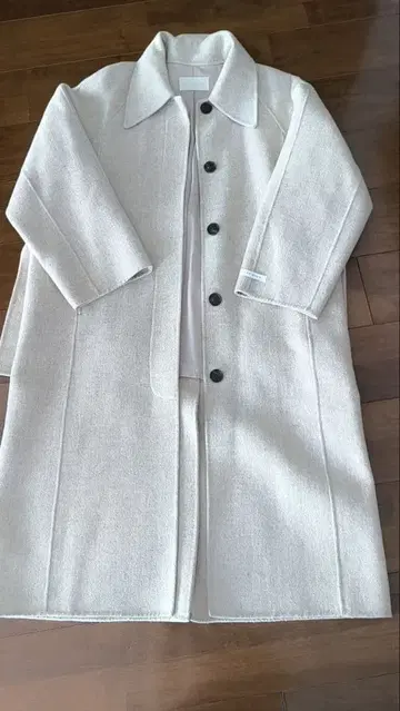 아이보리 버튼 달린 롱 코트