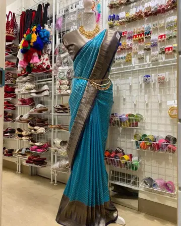 골드 컬러 자수가 놓인 핑크색 사리,