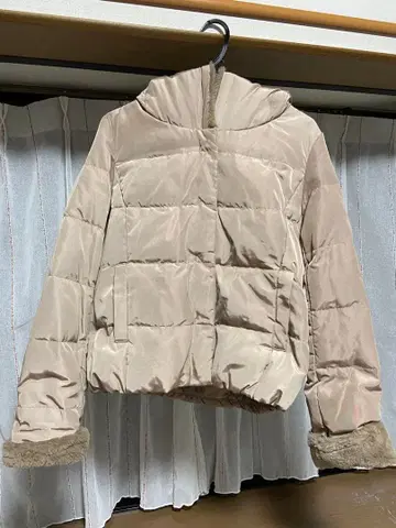 후드 부착 베이지 다운 자켓