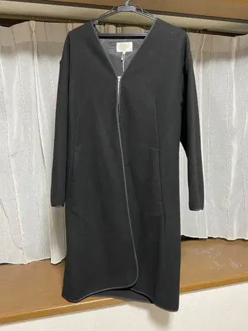 블랙 롱 코트 지퍼 포함
