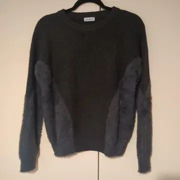 퍼 달린 그레이 긴팔 니트 스웨터