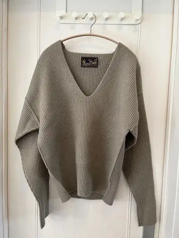 ROUTINE 리브 편직 V넥 스웨터 그레이