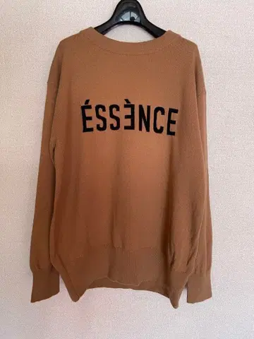 [ Spick and Span ] ESSENCE 로고 니트