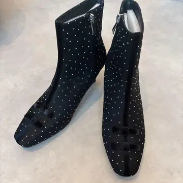 비쥬 리본이 달린 블랙 스웨이드 부츠