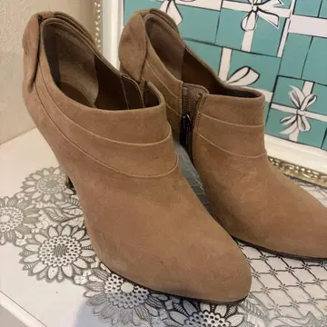 베이지 스웨이드 리본 포함 부티