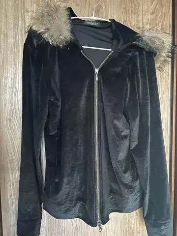 토네이도 마트 벨벳 블랙 집업 후드티 퍼 포함