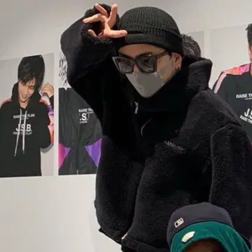 토사카 히로오미 착용 AMBUSH 보아 자켓