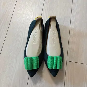 오펜 플랫슈즈 리본 포함 블랙과 그린
