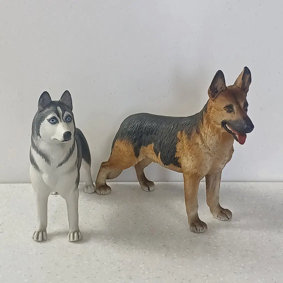 귀엽고 2-3살 된 구조견 믹스견 - 허스키랑 테리어 믹스. 털은 뻣뻣하고 2.5~3인치 길이 (하루에 개 한 마리 털만큼 빠짐).  짖거나 말도 안 함. 28파운드고, 애교쟁이로 변신 중. (6개월 동안 같이 살았는데, 최근까지, image size:1136x1136