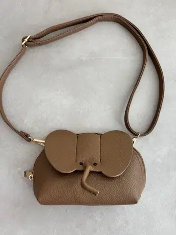 코끼리 귀 디자인 숄더백 브라운