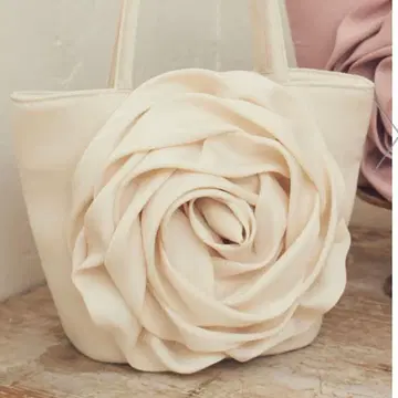 새상품 메종 드 플뢰르 빅 로즈 토트백 화이트 경량