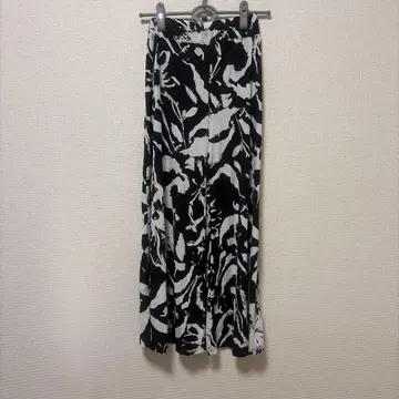 화이트 블랙 플라워 무늬 플레어 팬츠