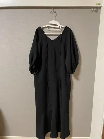 블랙 V넥 벌룬 슬리브 롱 원피스