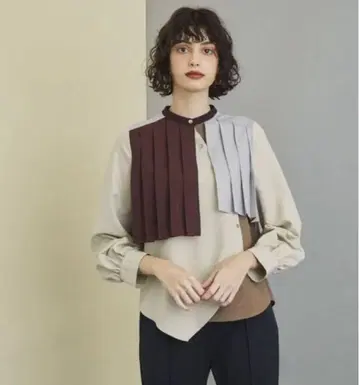 UNITED TOKYO 슬라이드 프론트 플리츠 블라우스 브라운