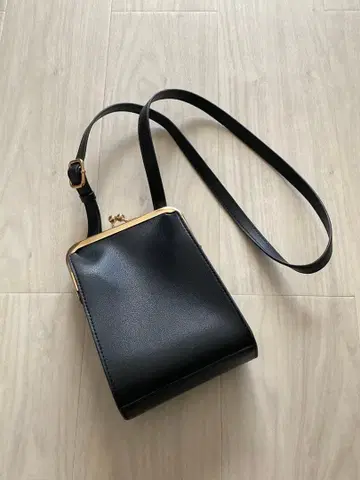 [ 새상품급 ] LIVE IN COMFORT 가마구치 숄더백 블랙