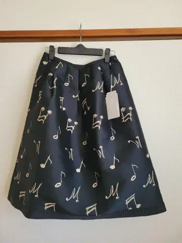 엠즈 그레이시 38 음표 패턴 블랙 플레어 스커트