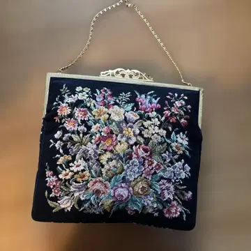 쁘띠 포원 꽃무늬 자수 클러치백