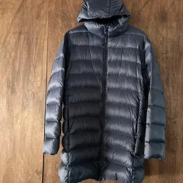 유니클로 남성용 후데트 다운 코트 울트라 라이트 다운 하프 코트 M