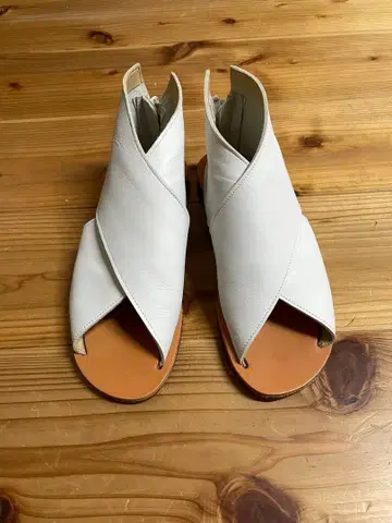 화이트 크로스오버 샌들