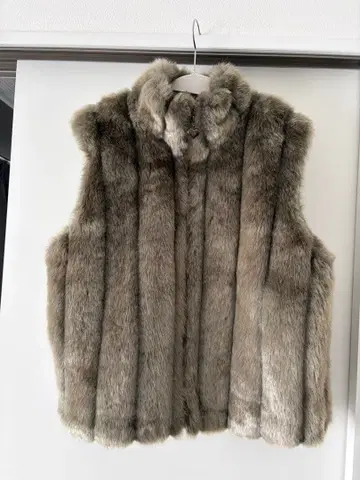 올리브 그레이 계열 퍼 베스트 슬리브리스