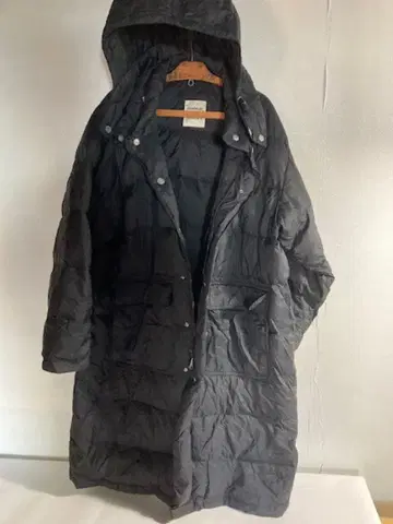 후드 부착 블랙 롱 벤치 코트