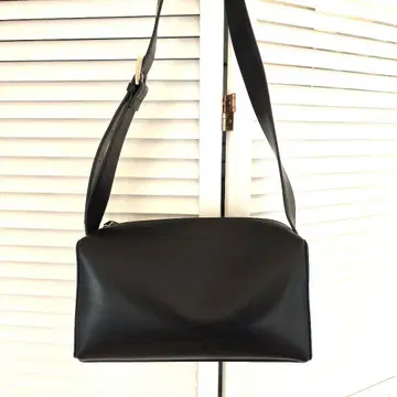 블랙 합성 피혁 숄더백