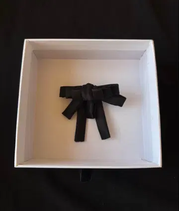 블랙 리본 브로치 NO DRESS