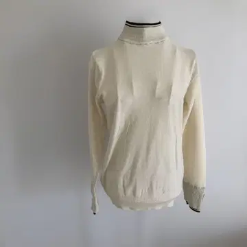 아이보리 터틀넥 니트 긴팔