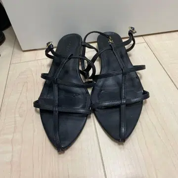 블랙 스트랩 샌들