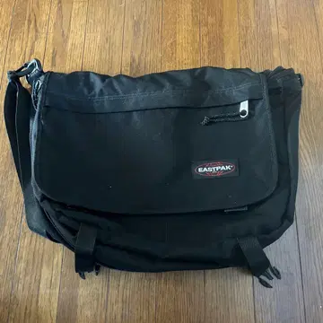 EASTPAK 메신저 백 블랙