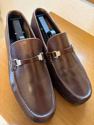 페라가모 브라운 가죽 로퍼 금장 장식 포함