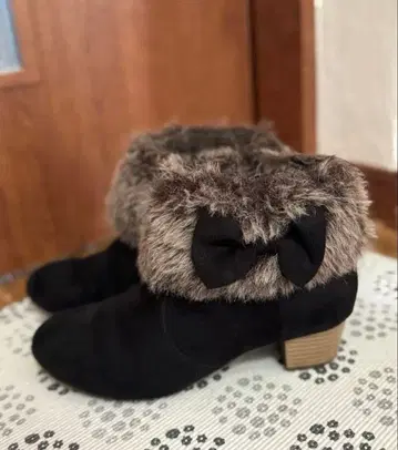 퍼 달린 리본 부츠 블랙