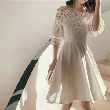 오프숄더 레이스 장식 화이트 드레스