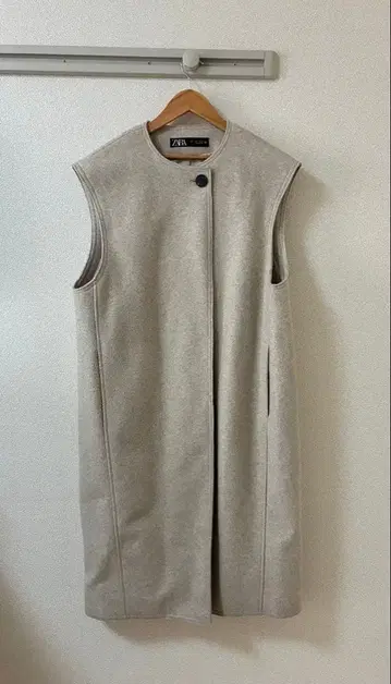 ZARA 베이지 슬리브리스 베스트 M