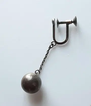 한쪽 귀찌 SILVER 쇠구슬 디자인 스윙 귀걸이 e20