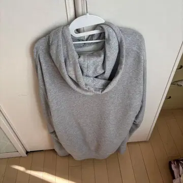 그레이 후드 부착 맨투맨