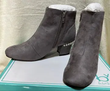 그레이 스웨이드 부티 펄 장식 by 키다리 아저씨