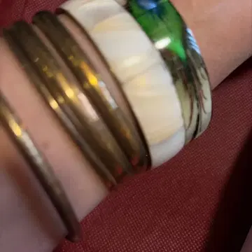 장식적인 화이트와 그린의 뱅글