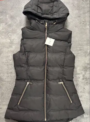 미사용 새상품 ZARA 블랙 후드 부착 다운 베스트 XS