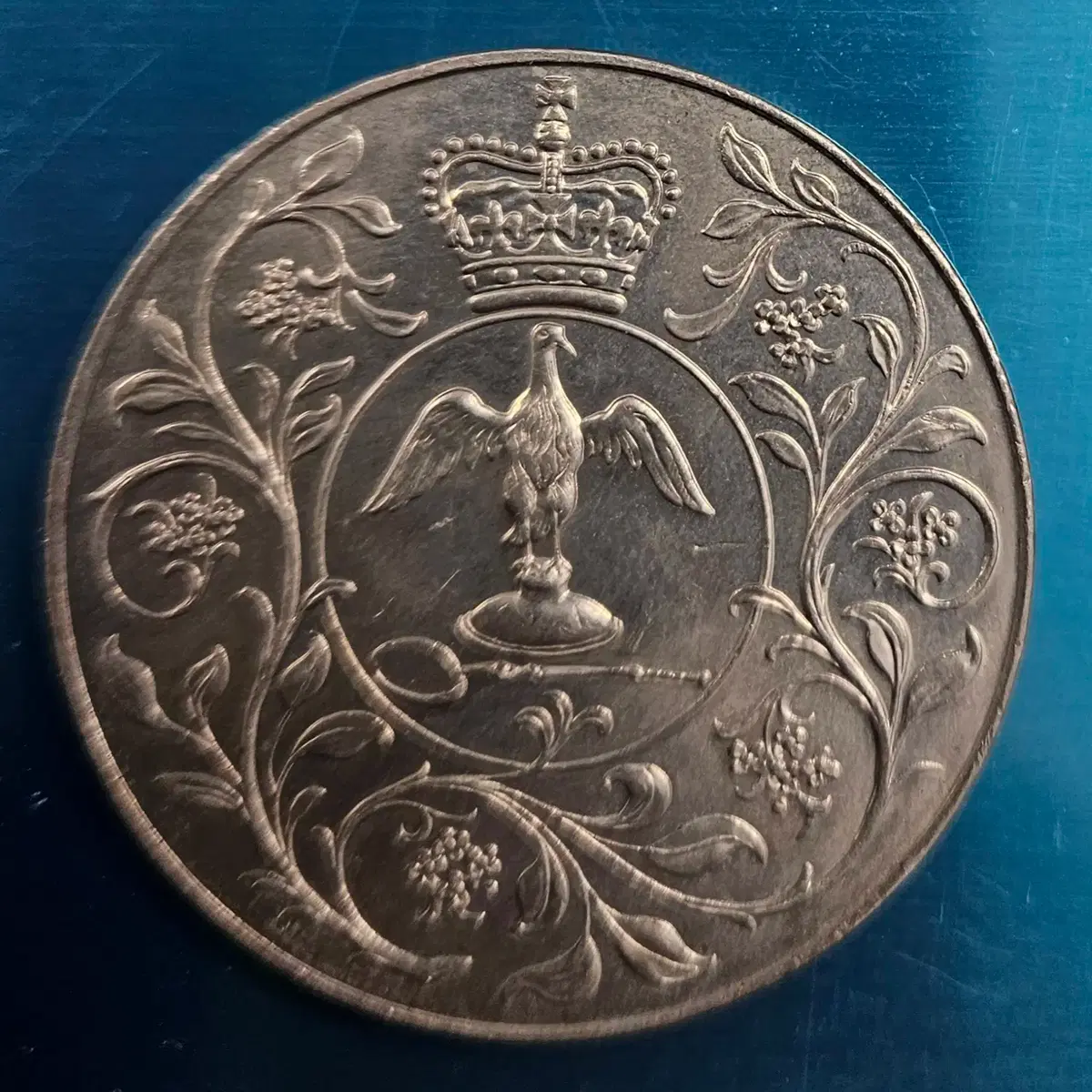 United Kingdom 25 Pence Crown Large Coin (38mm) (ZK23)  #동전,#희귀동전,#영국동전,#수집동전,#25펜스 on Bunjang Global Site.