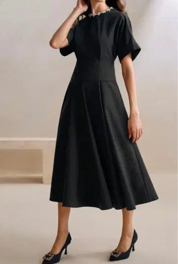 [ 미사용 새상품 ] 목 부분 큐빅이 엘레강트 허리 쉐이프 블랙 L