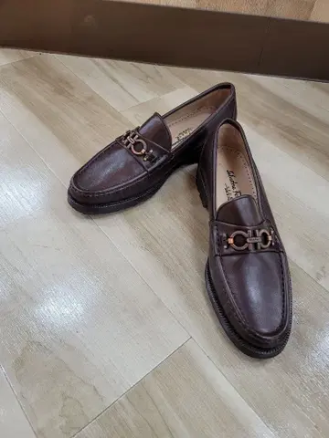 브라운 로퍼 금장 장식 포함